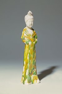 Sancai bleke aardewerk figuur van een staande hofdame, Tang Dynastie