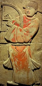 Stele die een muzikant afbeeldt (terracotta)