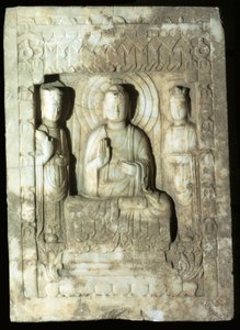 Stele die de Boeddha voorstelt, omringd door zijn twee begeleiders, 618-907 (kalksteen) door Tang Dynasty Chinese School