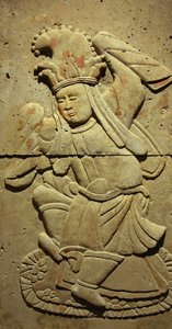 Terracotta stele met danser, Tang-dynastie (618-907), ontdekt in de provincie Shaanxi, Steles Forest Museum in Xian. Fotografie, Leonard de Selva, China, 2006.
