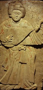 Terracotta stele met muzikant, Tang-dynastie (618-907), ontdekt in de provincie Shaanxi, Steles Forest Museum in Xian. Fotografie, Leonard de Selva, China, 2006.