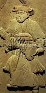 Terracotta stele met muzikant, Tang-dynastie (618-907), ontdekt in de provincie Shaanxi, Steles Forest Museum in Xian. Fotografie, Leonard de Selva, China, 2006.