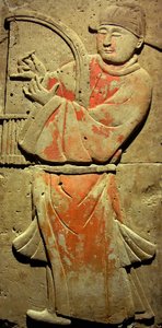 Terracotta stele met muzikant, Tang-dynastie (618-907), ontdekt in de provincie Shaanxi, Steles Forest Museum in Xian. Fotografie, Leonard de Selva, China, 2006.