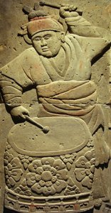 Terracotta stele met muzikant, Tang-dynastie (618-907), ontdekt in de provincie Shaanxi, Steles Forest Museum in Xian. Fotografie, Leonard de Selva, China, 2006
