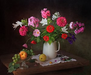 Zomerbloemen en -fruit door Tatyana Skorokhod