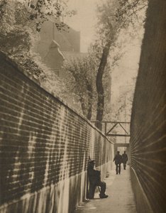 In Lansdowne Passage, waar een struikrover ooit voor zijn leven galoppeerde, c1935 door Taylor