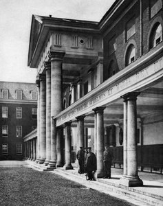 Pensionarissen in de grote binnenplaats van het Chelsea Royal Hospital, Londen, 1926-1927