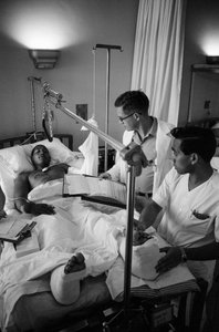 Amerikaanse soldaten gewond in de Vietnamoorlog worden naar een ziekenhuis gevlogen door Ted Spiegel