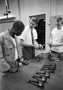 Automonteursopleiding in North Carolina Industrial Training Centers in 1965 door Ted Spiegel