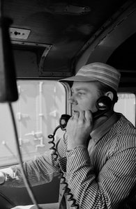 Charles Brockman, ingenieur van de Great Northern Railroad, spreekt via radiofoon