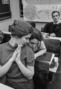 Vrouwelijke studenten socialiseren en praten in klaslokaal op James A. Garfield High School