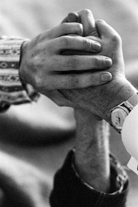 Handen van een patiënt en dokter tijdens LSD-behandeling. Experimenten met LSD door Dr. J.
