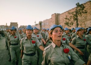 Israëlische soldaten marcheren langs de muren van de Oude Stad van Jeruzalem in herleving van oude processie door Ted Spiegel