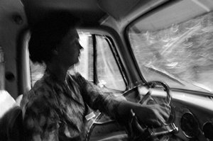 Mildred Cooper is een 43-jarige grootmoeder, vrachtwagenchauffeur met een houtvrachtwagen door Ted Spiegel