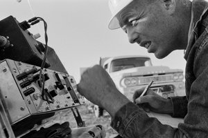 Mineraloog bestudeert gegevens in de Morenci-mijn voor Phelps Dodge Smelter Douglas Arizona door Ted Spiegel