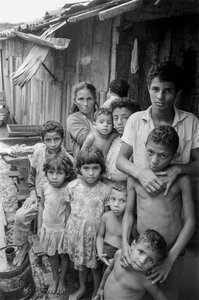 Moeder met tien kinderen buiten hun hut in Mexico