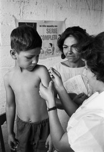 Verpleegster vaccineert een Ecuadoraanse jongen tijdens een missie van het ziekenhuisschip SS Hope