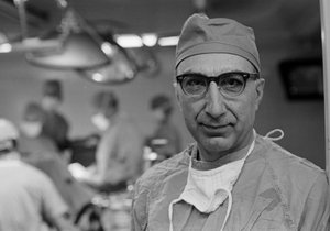 Portret van Dr. Michael DeBakey, hartchirurg, in Texas Medical Center door Ted Spiegel