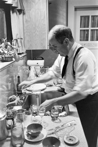 Dominee Lincoln Reed wast af in de keuken na het familiediner op zondag