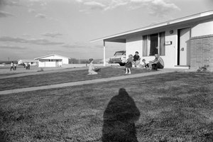 Suburbaan huis van een mijnwerker nabij de Morenci-mijn voor Phelps Dodge Smelter Douglas Arizona door Ted Spiegel