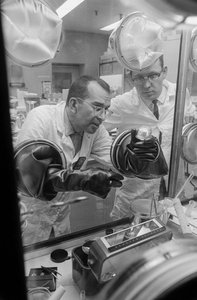 Technici hanteren radioactieve materialen bij Hanford-operaties van een plutonium recycling testreactor