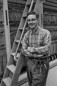 Onderhoud van telefoonapparatuur bij PacTel, ook bekend als Pacific Telephone, in Bellingham door Ted Spiegel