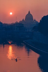 Tiber met de Sint-Pietersbasiliek bij zonsondergang