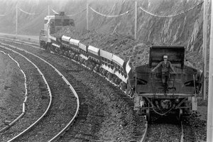Trein vervoert kopererts van mijn naar smelter bij Phelps Dodge Smelter Douglas Arizona