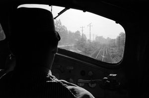 Uitzicht op sporen vanuit de cabine van een diesellocomotief met de machinist, Pacific Northwest