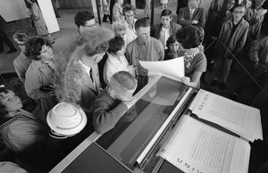 Bezoekers van de Wereldtentoonstelling van Seattle 1962 bekijken vroege mainframe UNIVAC-computer