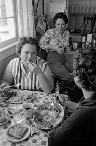 Vrouwen praten tijdens het ontbijt in een diner in Oregon