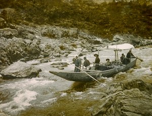 Een boot in de stroomversnellingen van de Hozu rivier, Kyoto circa 1900 - 1915 (foto) door Teijiro Takagi