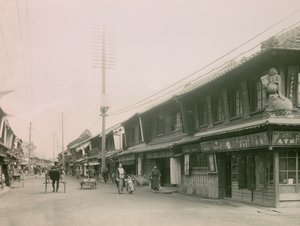 Een winkelstraat in de wijk Motomachi in Kobe, circa 1900 - 1915 (foto)