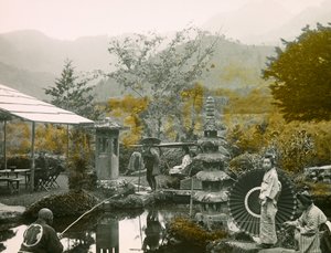 Visdag in de Dainichi-tuin - Doe in Nikko circa 1900 - 1915 (foto) door Teijiro Takagi