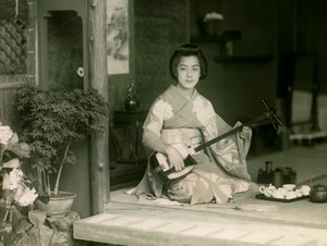 Portret van een Japanse vrouw spelend op de shamisen circa 1900 - 1915 (foto) door Teijiro Takagi