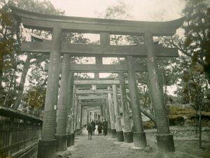 Torii in het Inari heiligdom in Kyoto, circa 1900 - 1915 (foto)