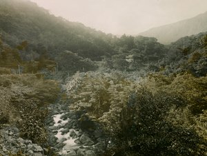 Gezicht op het dorp Miyanoshita in de bergen van Hakone, circa 1900 - 1915 (foto) door Teijiro Takagi