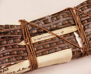 Boeddhistisch manuscript, gewikkeld in gewaxt doek ter bescherming (papier, doek en touw) door Thai School