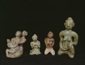 Beeldjes van een moeder en kind (terracotta)