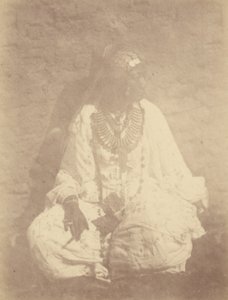 [Portret van een Noord-Afrikaanse vrouw zittend tegen een muur]. door Théodule Devéria