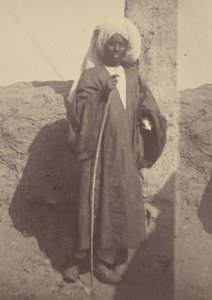 [Portret van een jonge Noord-Afrikaanse man die tegen een pilaar staat]. door Théodule Devéria