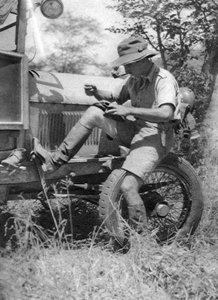 Chaplin Court Treatt, Britse auto-pionier, repareert zijn veldtschoen schoenen, c1924-c1926 1927