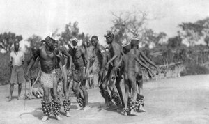 Oegandese dansers, Dodoma naar Mongalla, Oeganda, 1925-1927