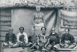 Een groep Samoanen, waaronder de bekende rebel Mataafa Iosefo de staande figuur, 1902 door Thomas Andrew