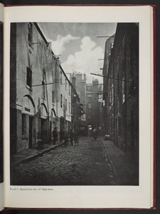 Broad Close, nr. 167 High Street, van Old Closes and Streets of Glasgow door Thomas Annan