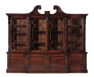 Een George III boekenkast met breekfront door Thomas Chippendale