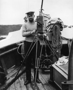 G. H. Wilkins bij zijn terugkeer van de expeditie in The Quest met Sir Ernest Shackleton, Plymouth, 16 september 1922 door Thomas E. and Horace Grant Grant