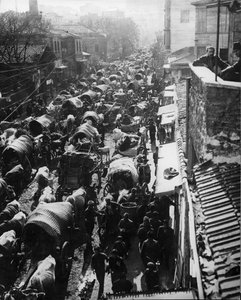Vluchtelingen stromen Constantinopel binnen, wachtend op een schip naar Azië tijdens de Turkse Revolutie, 1909 door Thomas E. and Horace Grant Grant