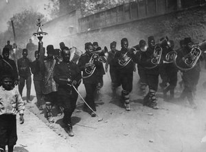 Triomfantelijke intocht in Constantinopel door jonge Turkse soldaten, mei 1909