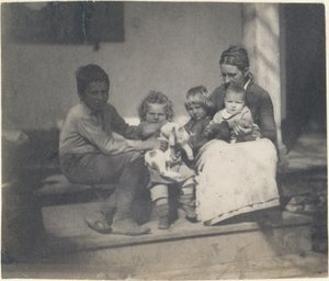 [Frances Crowell met onbekende jongen, Katie, James en Frances Crowell], 1890